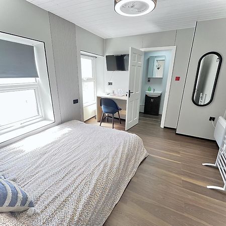 Welsh Holiday Accommodation - Modern Living Pembroke Dock Exterior photo